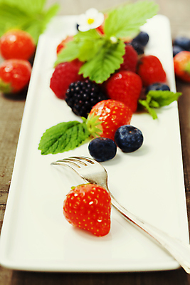 포토 JPG 해외이미지 접시 포크 잎 딸기 사람없음 블루베리 산딸기 블랙베리 해외202004 해외포토 식물 식기 과일 파일형식