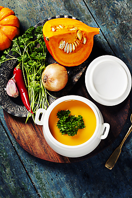 포토 JPG 해외이미지 스튜디오촬영 그릇 접시 고추 호박 양파 실내 마늘 사람없음 하이앵글 숟가락 나무바닥 바질 나무쟁반 단호박수프 해외202004 해외포토 식기 뷰포인트 채소 바닥 쟁반 수저 내부 목재 수프 파일형식