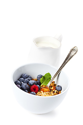 포토 JPG 해외이미지 그릇 곡류 실내 사람없음 컵 숟가락 시리얼 흰배경 블루베리 산딸기 요거트 그래놀라 해외202004 해외포토 식기 음식 백그라운드 과일 유제품 수저 내부 흰색 파일형식