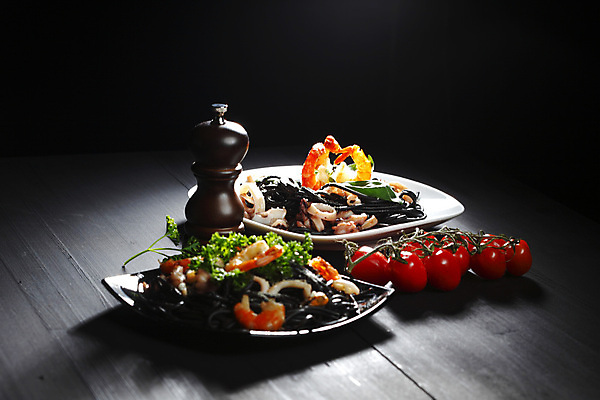 포토 JPG 해외이미지 접시 잎 채소 방울토마토 탁자 검은배경 새우 파슬리 사람없음 신선 해산물 오징어 홍합 바질 후추통 오징어먹물스파게티 해외202004 오징어먹물 해외202105 해외포토 식물 식기 가구 백그라운드 토마토 어패류 연체동물 스파게티 갑각류 검은색 수중동물 양념통 파일형식