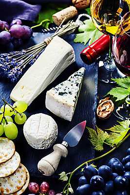 포토 JPG 해외이미지 와인잔 포도 치즈 유제품 실내 사람없음 크래커 와인 칼 청포도 호두 블루치즈 해외202004 고르곤졸라치즈 해외포토 술잔 과일 주류 내부 쿠키 견과류 파일형식