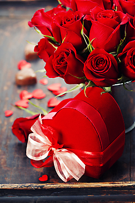 포토 JPG 해외이미지 실내 발렌타인데이 사랑 근접촬영 사람없음 선물상자 장미 오브젝트 나무바닥 하트상자 해외202004 해외포토 꽃 감정 뷰포인트 데이이벤트 바닥 선물 내부 상자 파일형식