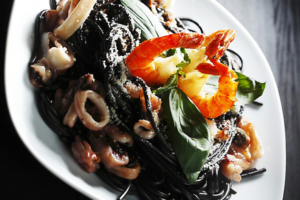 포토 JPG 해외이미지 접시 방울토마토 탁자 검은배경 조개 새우 사람없음 신선 해산물 오징어 바질 오징어먹물스파게티 해외202004 오징어먹물 해외202105 해외포토 식기 가구 백그라운드 토마토 어패류 연체동물 스파게티 갑각류 검은색 수중동물 파일형식