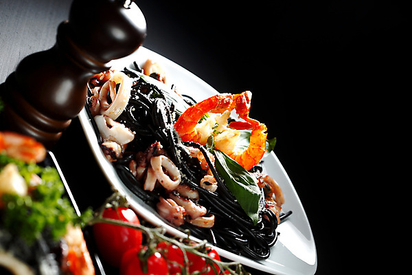 포토 JPG 해외이미지 접시 방울토마토 탁자 검은배경 조개 새우 파슬리 사람없음 신선 해산물 오징어 홍합 후추 바질 후추통 오징어먹물스파게티 해외202004 오징어먹물 해외202105 해외포토 식기 가구 백그라운드 토마토 채소 어패류 연체동물 스파게티 갑각류 검은색 수중동물 향신료 양념통 파일형식