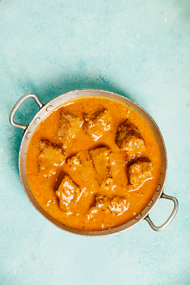 포토 JPG 해외이미지 실내 육류 사람없음 하이앵글 냄비 파란배경 인도음식 카레 동남아음식 해외202004 해외포토 음식 뷰포인트 백그라운드 식재료 내부 파란색 솥 동양음식 파일형식