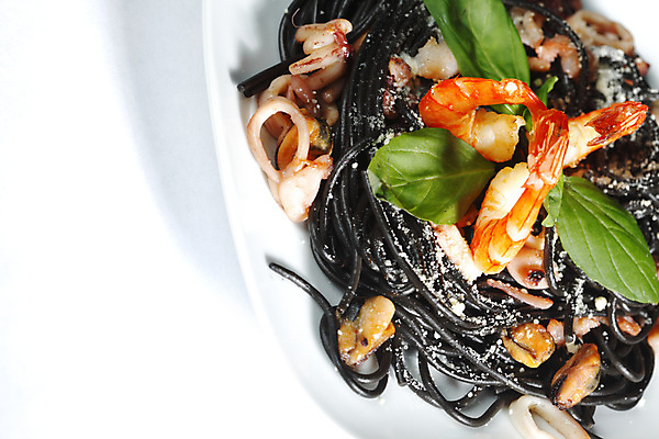 포토 JPG 해외이미지 접시 새우 사람없음 신선 해산물 오징어 흰배경 홍합 후추 바질 오징어먹물스파게티 해외202004 오징어먹물 해외202105 해외포토 식기 백그라운드 어패류 연체동물 스파게티 갑각류 수중동물 흰색 향신료 파일형식