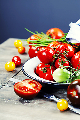 포토 JPG 해외이미지 접시 토마토 방울토마토 실내 사람없음 신선 나이프 담기 해외202004 해외포토 식기 채소 모션 내부 칼 파일형식