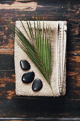 포토 JPG 해외이미지 잎 실내 사람없음 하이앵글 수건 나무바닥 아로마 아로마테라피 스톤 해외202004 해외포토 식물 뷰포인트 바닥 내부 위생용품 테라피 파일형식