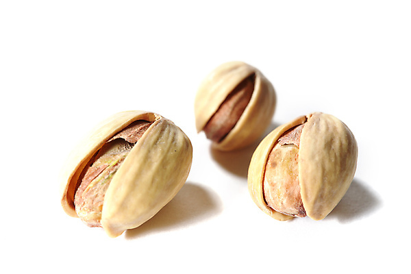 포토 JPG 해외이미지 실내 사람없음 껍질 세개 흰배경 피스타치오 해외202004 해외202105 해외포토 백그라운드 3 내부 견과류 흰색 파일형식
