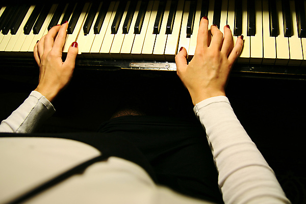 포토 JPG 해외이미지 손 여자 교육 음악 노래 손가락 놀이 수업 열쇠 사람 성인 사람없음 빛 검은색 쪽지 화목 소리 콘서트 공연 음악가 흰색 기구 키보드 닫기 연습 예술가 재즈 리듬 멜로디 뮤지컬 플레이어 해외202004 해외202105 해외포토 직업 컬러 컨셉 모션 문화예술 이벤트 신체부위 파일형식