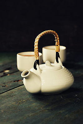 포토 JPG 해외이미지 검은배경 실내 사람없음 도자기 찻주전자 해외202004 해외포토 백그라운드 주전자 내부 검은색 파일형식