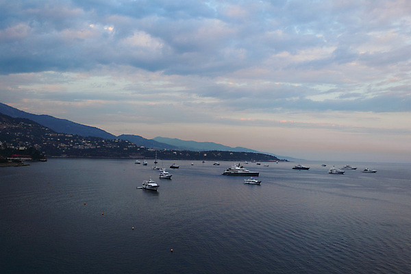 포토 JPG 해외이미지 유럽 바다 하늘색 요트 건축양식 휴가 산 주택 항해 안테나 파노라마 풍경 사람없음 건물 물 파란색 도시풍경 항구 일몰 프랑스 도시 만 보트 고급 지중해 만족 휴양지 함선 타운 스카이라인 프랑스어 모나코 몬테카를로 해외202004 해외202105 해외포토 자연요소 문자 건축물 건축 감정 나라 컬러 컨셉 배_교통 통신 교통시설 촬영기법 노을 장소 파일형식