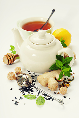 포토 JPG 해외이미지 실내 사람없음 도자기 찻잔 찻주전자 레몬 흰배경 생강 찻잎 허니디퍼 해외202004 해외포토 백그라운드 채소 과일 주전자 잔 내부 차_음료 흰색 도구 파일형식