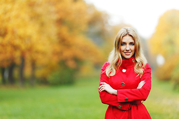 포토 JPG 해외이미지 나무 라이프스타일 공원 여자 행복 잎 자연 한명 미소 성인 야외 빨간색 금발 노란색 유행 코트 가을 황금 숲 9월 10월 해외202004 해외202105 해외포토 식물 1 헤어스타일 계절 공공시설 감정 컬러 표정 사람 생활 외투 날짜 생태계 파일형식