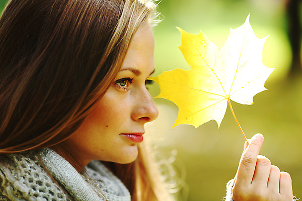 포토 JPG 해외이미지 나무 1 손 계절 공원 여자 꽃 행복 얼굴 백그라운드 단풍 잎 오렌지 자연 사랑 한명 미소 웃음 사람 성인 야외 빨간색 초록색 노란색 유행 검은색 가을 흰색 그룹 9월 스웨터 추수감사절 10월 유일 해외202004 해외202105 해외포토 식물 공공시설 감정 기독교 컬러 상의 과일 표정 신체부위 날짜 생태계 파일형식