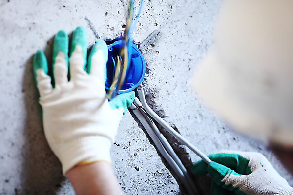 포토 JPG 해외이미지 직업 남자 산업 벽 통신 노동자 새로움 주택 사람 사람없음 힘 기쁨 장비 에너지 도구 업무 틈 유머 기술자 수리 서비스 전자 철사 고정 개선 설치 업그레이드 재주꾼 배선 해외202004 해외202105 해외포토 감정 컨셉 건물 한자 작업 파일형식