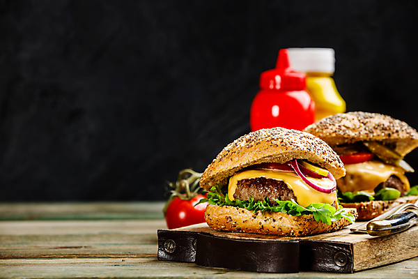 포토 JPG 해외이미지 토마토 패스트푸드 실내 사람없음 햄버거 케첩 머스터드 나무도마 수제햄버거 해외202004 해외포토 채소 도마 내부 목재 소스_음식 인스턴트 파일형식