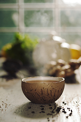 포토 JPG 해외이미지 창문 실내 사람없음 아웃포커스 연기 찻잔 찻잎 생강차 해외202004 해외포토 잔 촬영기법 내부 차_음료 파일형식