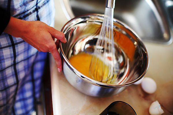 포토 JPG 해외이미지 접시 손 음식 백그라운드 다이어트 재료 창문 조류 주방용품 추상 건강 요리 사람없음 갈색 금속 주방 계란 요리사 장비 수확 껍질 흰색 기구 공구 신선 잡기 업무 사발 달콤 아침식사 은색 혼합 굽기 믹서 오브젝트 준비 유기농 복고 레시피 노른자 섞기 옛날 철강 해외202004 해외202105 해외포토 동물 직업 식기 웰빙 컬러 생활용품 무늬 농업 모션 재질 신체부위 알 식사 도구 작업 사기그릇 맛 구이 파일형식