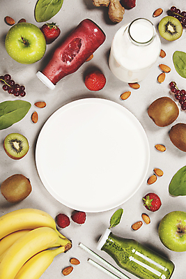 포토 JPG 해외이미지 접시 과일 바나나 건강 키위 빨대 사람없음 하이앵글 주스 우유 견과류 사과 채식 아몬드 다이어트음식 스무디 음료수병 저칼로리식단 플랫레이 카피스페이스 디톡스 해외202004 해외포토 식기 음료 뷰포인트 다이어트 유제품 공백 플랫 식단 저칼로리 병_담는 파일형식