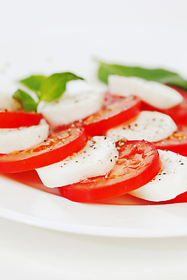 포토 JPG 해외이미지 접시 음식 백그라운드 잎 다이어트 토마토 채소 과일 재료 치즈 건강 요리 사람없음 빨간색 초록색 빛 컬러풀 주방 식당 식사 저녁식사 이탈리아 샐러드 흰색 신선 원형 클래식 맛 기름 상추 지중해 먹기 허브 유기농 날것 바질 토막 점심식사 고립 모짜렐라치즈 채식주의자 카프레제 맛있는 해외202004 해외202105 해외포토 도형 식물 식기 웰빙 유럽 바다 컬러 컨셉 모션 유제품 상점 채식 파일형식 나라