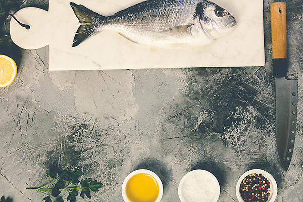 포토 JPG 해외이미지 도마 실내 어류 사람없음 하이앵글 올리브오일 레몬 해산물 소금 종지 후추 식칼 카피스페이스 해외포토 그릇 뷰포인트 과일 주방용품 내부 수중동물 공백 기름_음식 향신료 파일형식