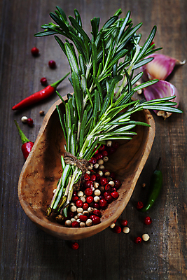 포토 JPG 해외이미지 실내 마늘 사람없음 허브 나무바닥 홍고추 노끈 로즈메리 나무그릇 통후추 해외202004 해외포토 식물 그릇 줄 채소 고추 바닥 내부 목재 후추 파일형식