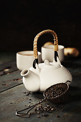 포토 JPG 해외이미지 검은배경 실내 사람없음 도자기 찻주전자 해외202004 차거름망 해외포토 백그라운드 주전자 내부 검은색 파일형식