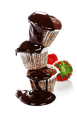 포토 JPG 해외이미지 딸기 실내 사람없음 쌓기 초콜릿 흐름 달콤 컵케이크 흰배경 초코맛 초코시럽 해외202004 해외포토 백그라운드 컨셉 과일 모션 디저트 내부 케이크 흰색 맛 시럽 파일형식