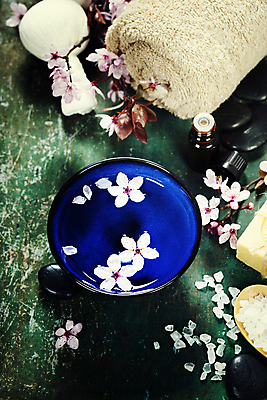 포토 JPG 해외이미지 실내 사람없음 물 수건 벚꽃 사발 나무바닥 스파용품 아로마테라피 허브볼 아로마오일 입욕소금 해외202004 해외포토 자연요소 꽃 바닥 내부 위생용품 스파 미용용품 사기그릇 오일_화장품 오브젝트 소금 테라피 파일형식