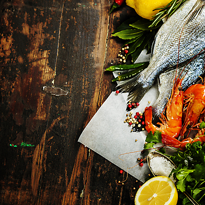 포토 JPG 해외이미지 채소 새우 실내 어류 사람없음 하이앵글 레몬 해산물 소금 후추 나무탁자 카피스페이스 종이호일 해외202004 해외포토 뷰포인트 과일 탁자 갑각류 내부 수중동물 공백 향신료 파일형식