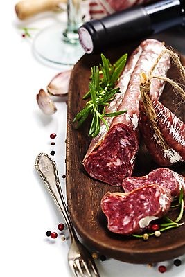 포토 JPG 해외이미지 포크 단면 실내 마늘 사람없음 와인병 흰배경 슬라이스 노끈 로즈메리 나무그릇 살라미 통후추 카피스페이스 해외202004 해외포토 그릇 식기 줄 백그라운드 채소 병_용기 내부 목재 와인 공백 흰색 허브 후추 파일형식