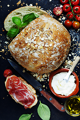 포토 JPG 해외이미지 빵 방울토마토 검은배경 실내 사람없음 칼 이탈리아음식 애피타이저 올리브오일 햄 슬라이스 바질 버터나이프 브루스케타 크림치즈 해외202004 해외포토 음식 백그라운드 토마토 치즈 서양음식 육류 내부 검은색 나이프 기름_음식 파일형식