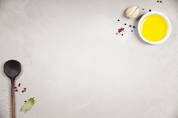 포토 JPG 해외이미지 마늘 사람없음 하이앵글 올리브오일 흰배경 소금 종지 후추 나무숟가락 카피스페이스 해외202004 해외포토 그릇 뷰포인트 백그라운드 채소 숟가락 공백 흰색 기름_음식 향신료 파일형식