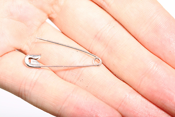 포토 JPG 해외이미지 옷 산업 장신구 안전 사람없음 빛 금속 흰색 가리킴 직물 도움 오픈 막대기 위험 B 철 오브젝트 싱글 보안 기저귀 각도 날카로움 W 스파이크 찌르기 고립 직진 철강 접근 해외202004 해외202105 해외포토 알파벳 컬러 컨셉 모션 재질 손짓 아기용품 파일형식