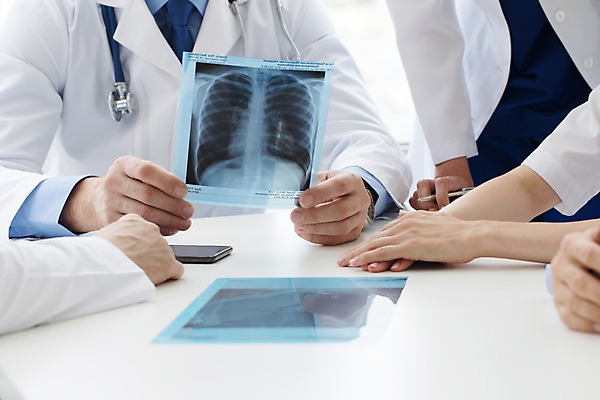 포토 JPG 해외이미지 직업 응시 교육 유니폼 창문 뼈 골격 엑스레이 건강 병원 사람 여러명 약 간호사 의사 광선 그룹 X 그림 외과 궤 돌봄 방사선 해외202004 해외202105 해외포토 알파벳 시선 옷 다수 의학 모션 의료진 파일형식