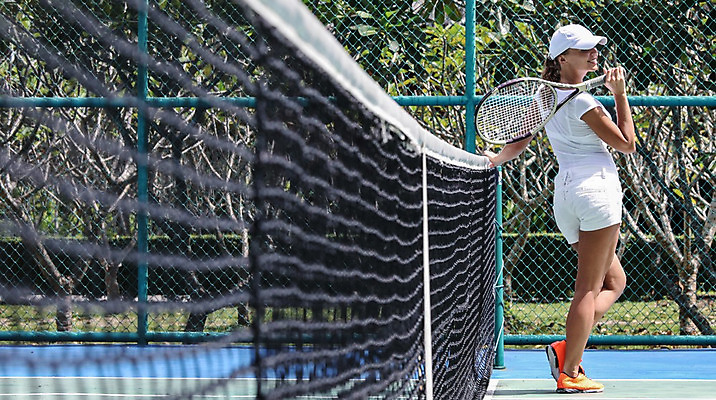 포토 JPG 해외이미지 백인 직업 라이프스타일 여자 스포츠 공 놀이 건강 한명 경기 취미 야외 가로 초록색 운동복 운동 경쟁 테니스 게임 라켓 그물 연습 법정 플레이어 해외202004 해외202105 해외포토 서양인 1 옷 스포츠용품 컬러 컨셉 사람 생활 구기 파일형식