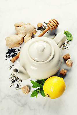 포토 JPG 해외이미지 실내 사람없음 도자기 찻주전자 레몬 흰배경 생강 찻잎 허니디퍼 해외202004 해외포토 백그라운드 채소 과일 주전자 내부 차_음료 흰색 도구 파일형식