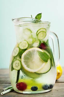 포토 JPG 해외이미지 음료 오이 빨대 사람없음 물 레몬 민트 파란배경 나무바닥 라임 유리주전자 디톡스 해외202004 해외포토 자연요소 백그라운드 채소 과일 유리 주전자 바닥 건강 파란색 허브 파일형식