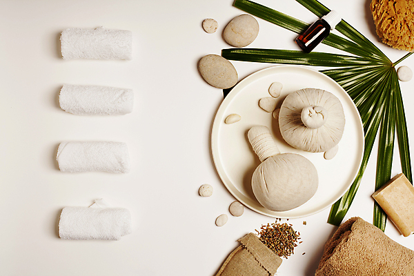 포토 JPG 해외이미지 접시 잎 실내 사람없음 하이앵글 수건 준비 흰배경 아로마 일렬 자루 비누 아로마테라피 스톤 허브볼 아로마오일 해외202004 해외포토 식물 식기 뷰포인트 백그라운드 내부 위생용품 흰색 오일_화장품 테라피 파일형식