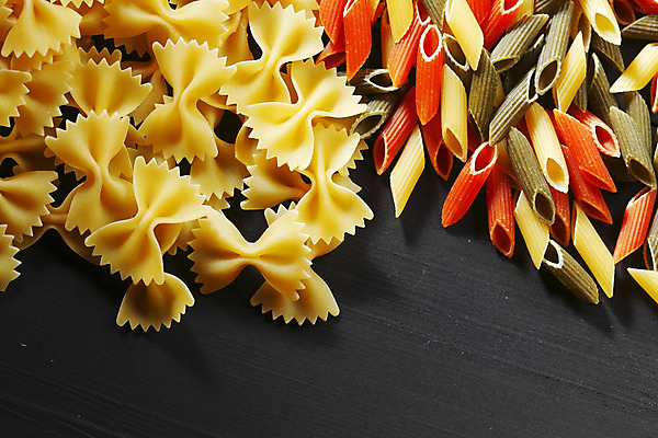 포토 JPG 해외이미지 모양 음식 재료 탁자 파스타 스파게티 요리 사람없음 빨간색 초록색 노란색 검은색 이탈리아 면 밀 마카로니 파르팔레 펜네 탈리아텔레 해외202004 해외202105 해외포토 유럽 컬러 가구 곡류 서양음식 파스타면 파일형식