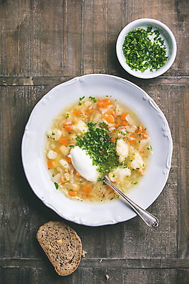 포토 JPG 해외이미지 접시 실내 파슬리 사람없음 하이앵글 숟가락 수프 바게트 나무바닥 야채수프 해외202004 해외포토 식기 빵 뷰포인트 채소 바닥 수저 내부 파일형식