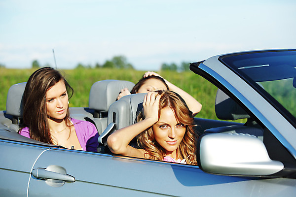 포토 JPG 해외이미지 라이프스타일 여자 남자 행복 여행 백그라운드 자동차 자연 하늘 휴가 미소 사람 성인 야외 세명 여름 파란색 친구 우정 자유 흰색 오픈카 해외202004 해외202105 해외포토 계절 감정 육상교통 컬러 컨셉 관계 승용차 표정 생활 생태계 파일형식