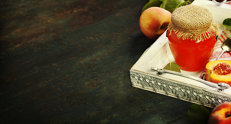 포토 JPG 해외이미지 잎 유리병 디저트 쟁반 사람없음 숟가락 유기농 복숭아 과일잼 나무탁자 카피스페이스 해외202004 해외포토 식물 웰빙 음식 과일 탁자 병_용기 수저 공백 잼 파일형식