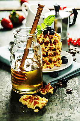 포토 JPG 해외이미지 접시 유리병 실내 사람없음 아웃포커스 식탁보 달콤 커피포트 블루베리 나무바닥 꿀 와플 꿀단지 허니디퍼 해외202004 해외포토 식기 과일 주전자 병_용기 디저트 바닥 촬영기법 내부 도구 맛 파일형식