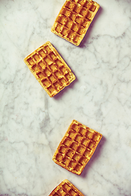 포토 JPG 해외이미지 디저트 실내 사람없음 하이앵글 달콤 흰배경 대리석 와플 해외202004 해외포토 음식 뷰포인트 백그라운드 재료 내부 흰색 맛 파일형식