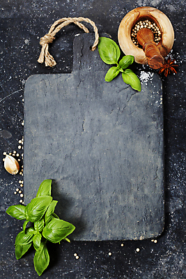 포토 JPG 해외이미지 검은배경 실내 마늘 사람없음 하이앵글 소금 바질 막자사발 나무도마 막자 통후추 카피스페이스 해외202004 팔각회향 해외포토 뷰포인트 백그라운드 채소 도마 내부 목재 검은색 공백 사발 향신료 후추 파일형식