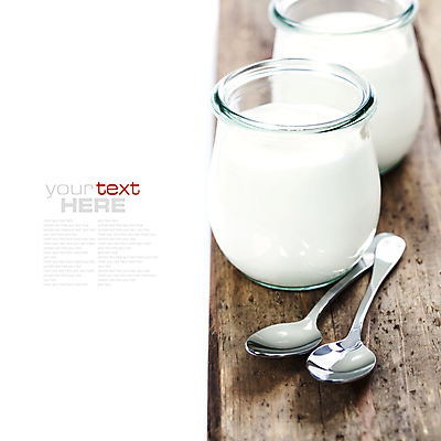 포토 JPG 해외이미지 유리병 실내 사람없음 숟가락 흰배경 요거트 나무도마 해외202004 해외포토 백그라운드 병_용기 유제품 도마 수저 내부 목재 흰색 파일형식