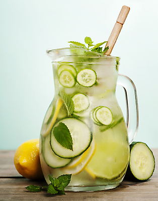 포토 JPG 해외이미지 음료 오이 사람없음 물 레몬 민트 파란배경 나무바닥 라임 나무숟가락 유리주전자 디톡스 해외202004 해외포토 자연요소 백그라운드 채소 과일 유리 주전자 바닥 건강 파란색 숟가락 허브 파일형식