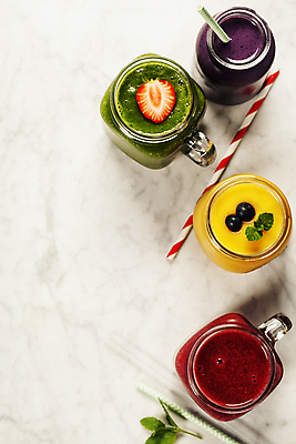 포토 JPG 해외이미지 음료 딸기 잔 실내 빨대 사람없음 야채주스 흰배경 블루베리 스무디 야채음료 바나나스무디 딸기스무디 해외202004 해외포토 식기 백그라운드 과일 내부 주스 흰색 파일형식